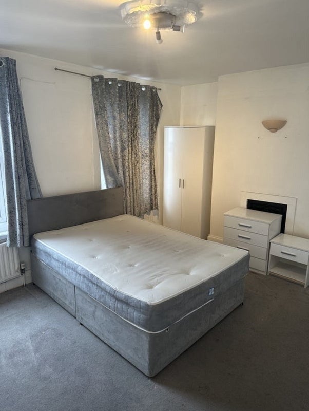  Double Room is available for rent -  DA12 1EE Main Photo