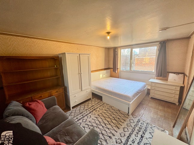 Large Airy Double Room  – Available Immediately Main Photo