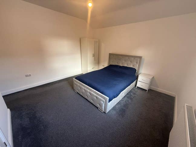 Beautifully presented and fully furnished bedroom Main Photo