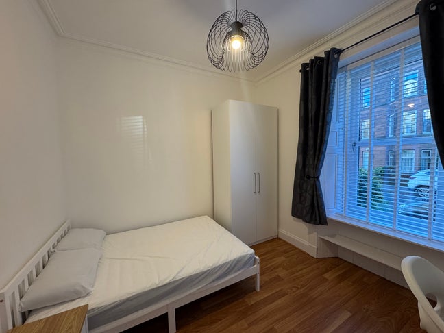 Double room in large 2 bed flat - nr Perth Rd Main Photo