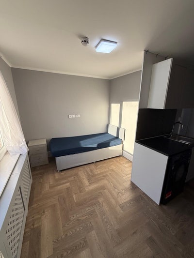 Studio flat to rent in High Wycombe HP13 Main Photo