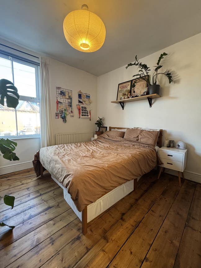 Bright double room in friendly household Main Photo