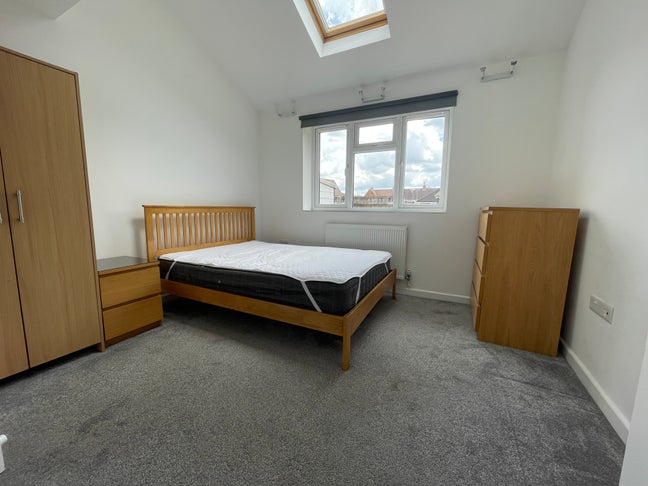 Affordable Shared House for Young Pros 🏡 Main Photo