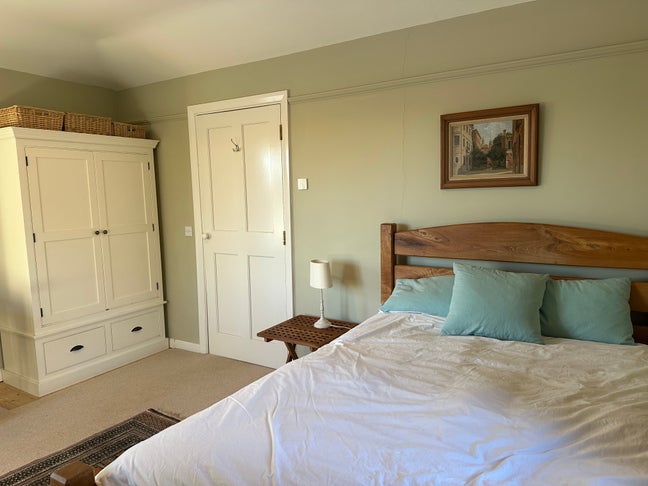 Large double bedroom in country cottage Main Photo