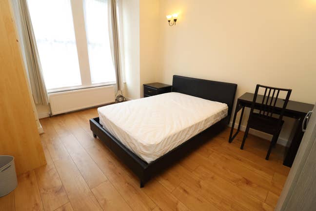 Garden, Living Room & Elizabeth Line 🌿 Main Photo