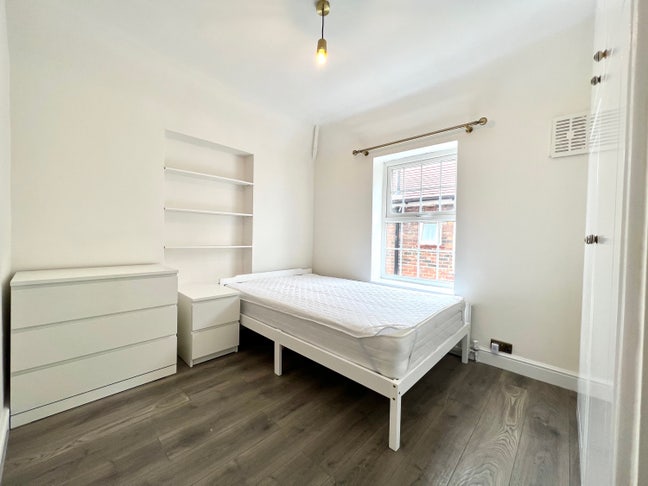 Lovely Double Room (Raynes Park) Main Photo