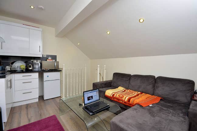 1 bedroom flat, very close to station Main Photo