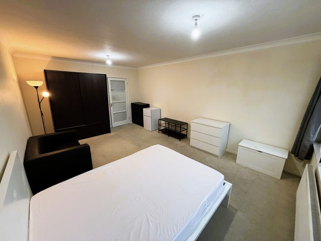 Double Room Available Now (Morden) for Couple  Main Photo