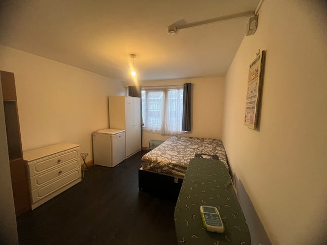 En suite room to let Main Photo