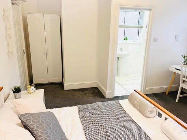 Rarely Available! City Centre Ensuite Double! 🏡 Main Photo