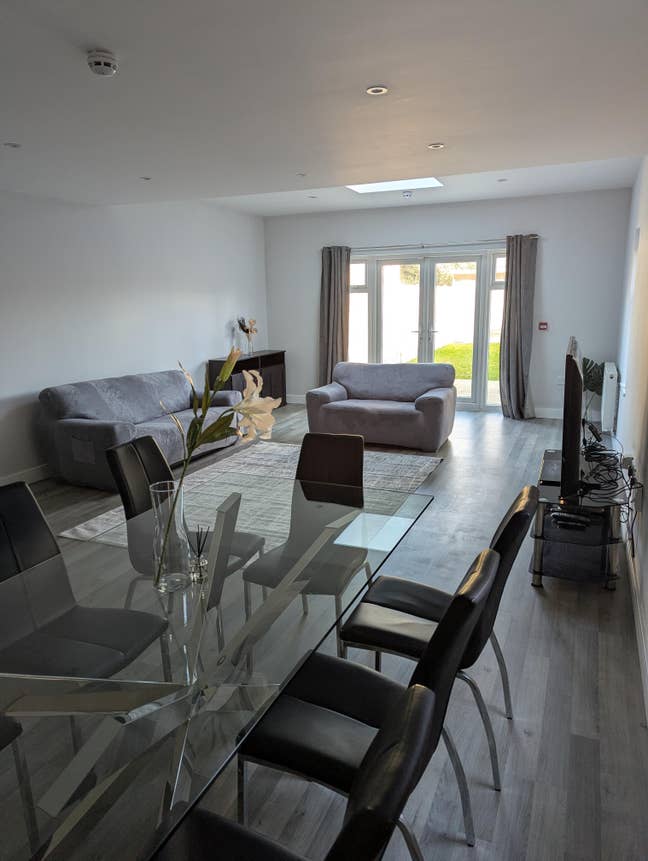 Calling all contractors, 5 bedroom house  Main Photo