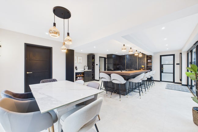 King Room, Private Bathroom, Office Space, Parking Main Photo