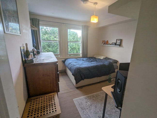 Nice room in large 3 bedroom split level flat Main Photo