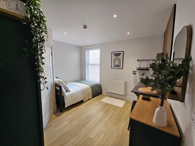 Spacious Double with Ensuite & In-Room Fridge Main Photo