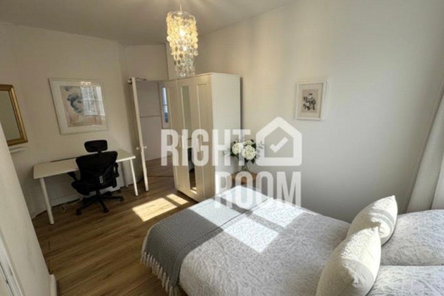 3 Bed Gated Apartment - Modern - 5min to St Main Photo