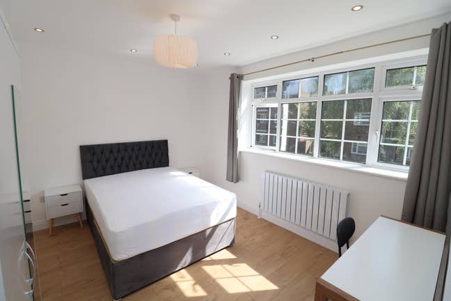 Luxury Girls’ Ensuite in Central East London QUML Main Photo