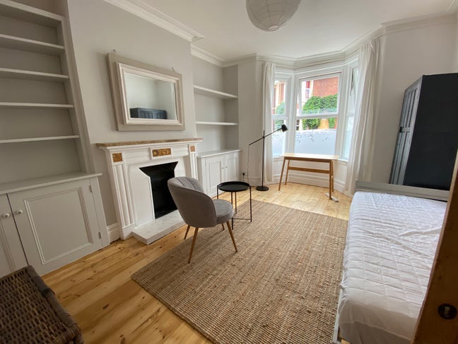 Spacious light double room - all bills incl. Wifi Main Photo