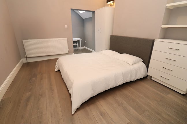 3 Stunning Rooms! Luxury House-Elizabeth Line Main Photo