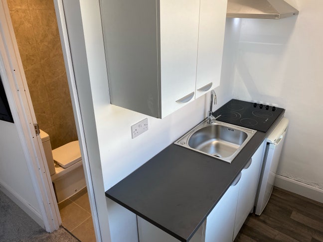 Studio Flat En-Suite - Near Station  Main Photo