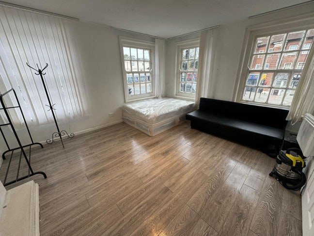 Spacious Studio Flat to Rent – Edgware HA8 Main Photo