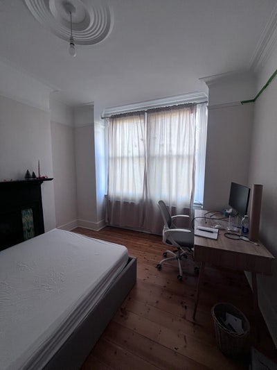 Spacious, light room available in Ealing Main Photo