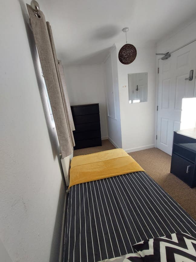 &pound;585 Single Room - Close to Royal Surrey GU2 8Lu   Main Photo