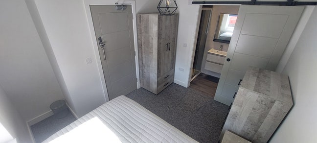 Ground Floor Ensuite - Brand New House GU2 9Sg  Main Photo