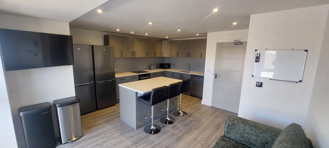 Ground Floor Ensuite - Brand New House GU2 9Sg  Main Photo