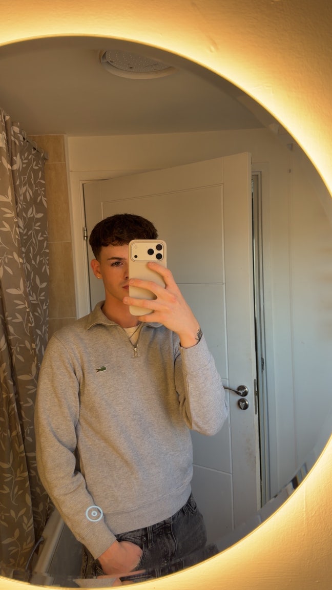 I am a professional male aged 21. I am lookin... Main Photo