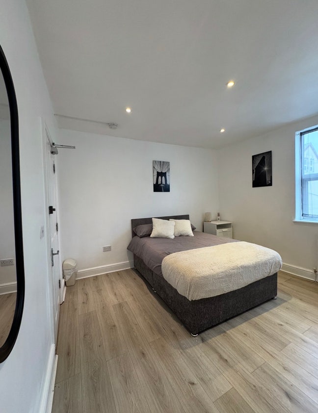 Stylish Double Room with Near-Private Bathroom Main Photo