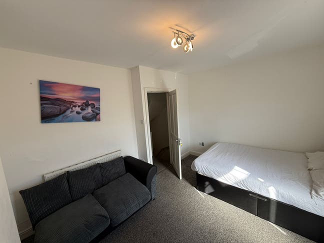 2 double rooms in a furnished professional house  Main Photo