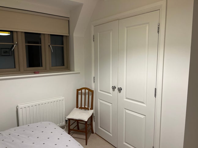 En-suite double bedroom in modern tidy hone Main Photo