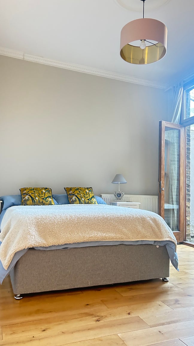 Bedroom in a beautiful spacious garden flat Main Photo