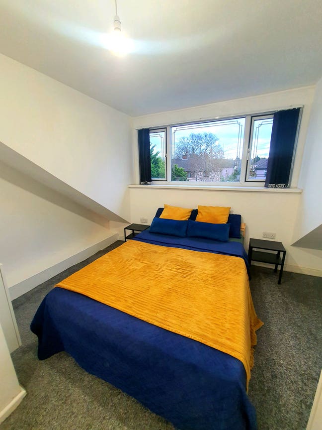 Modern Ensuite Double Room with Private Entrance Main Photo