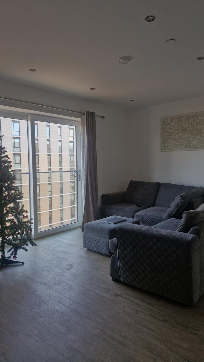 1bedroom apartment to share Main Photo