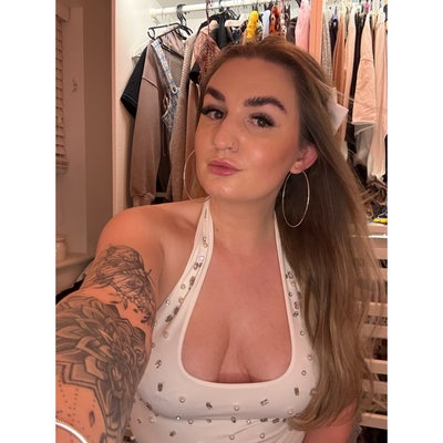 I am a professional female aged 27. I am look... Main Photo