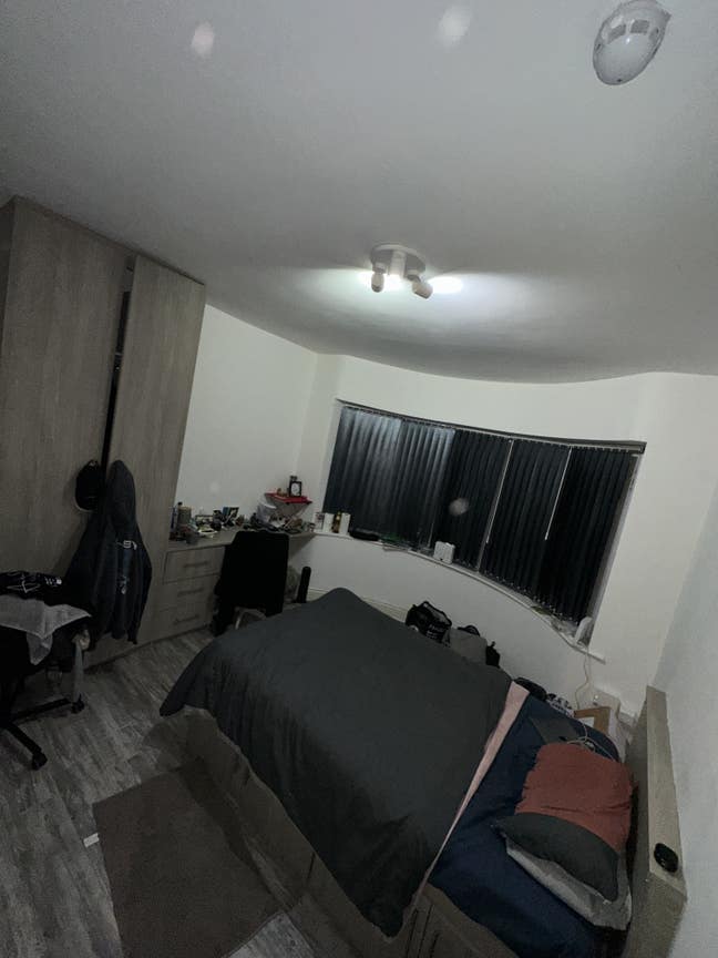 Spacious Furnished Double Room in Great Location Main Photo