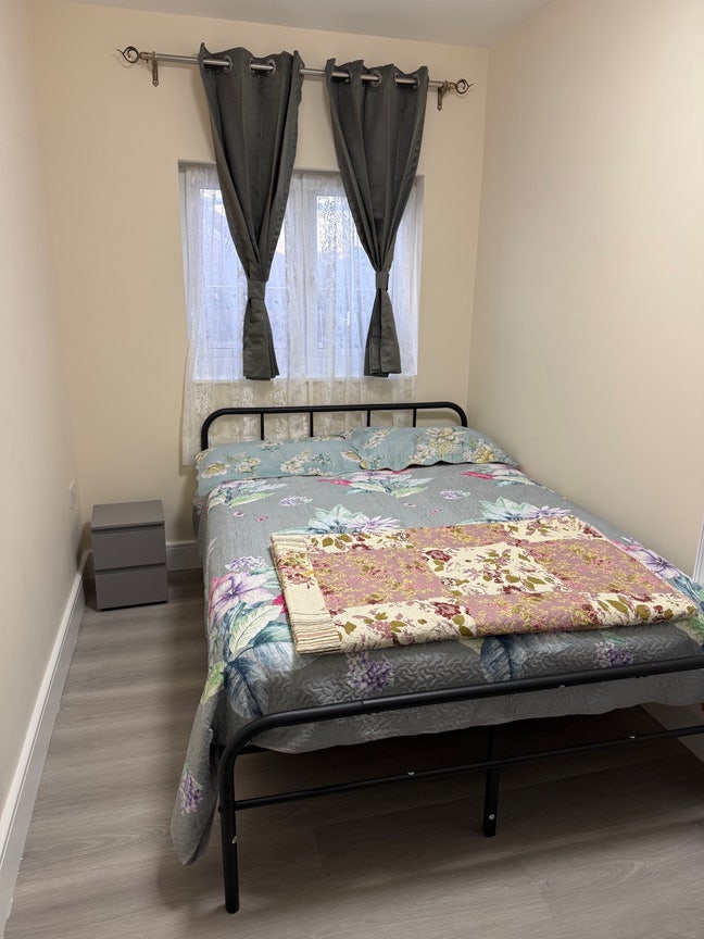 Double bedroom - Near Tesco, High Street  Main Photo