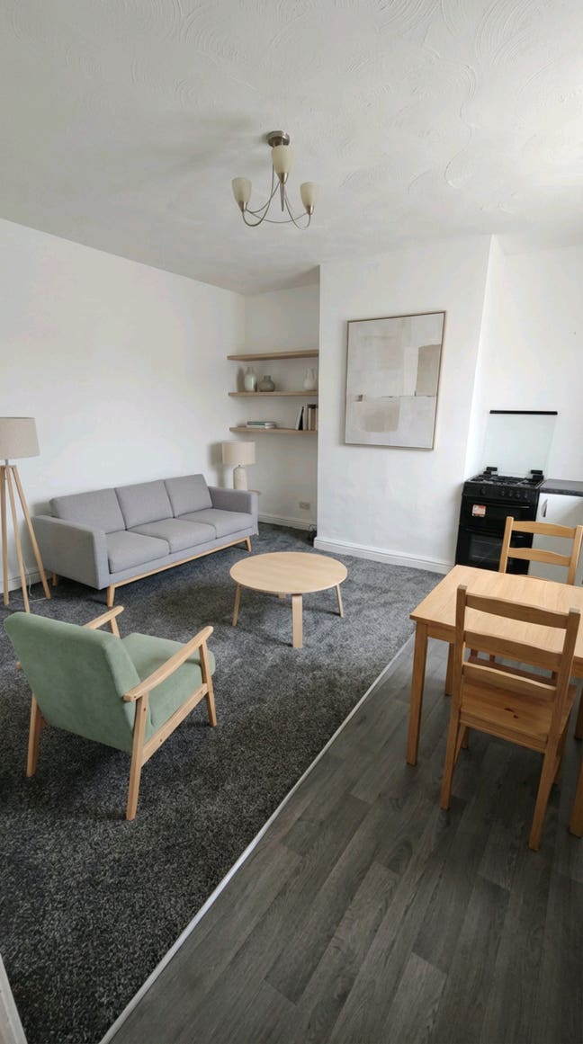 Newly refurbished 2 bed house with basement Main Photo