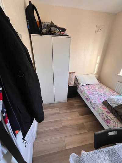 Small room available in a flat  Main Photo