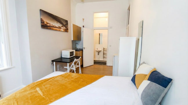 Spacious Double Ensuite Room | All Bills Included  Main Photo