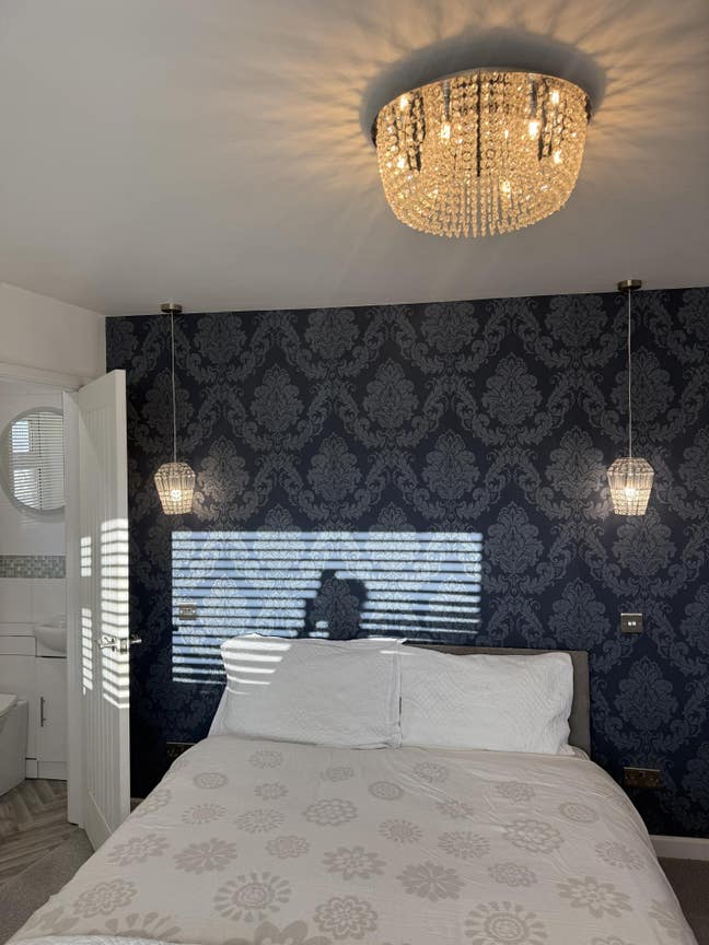 One Large double room Available  With Ensuite Main Photo