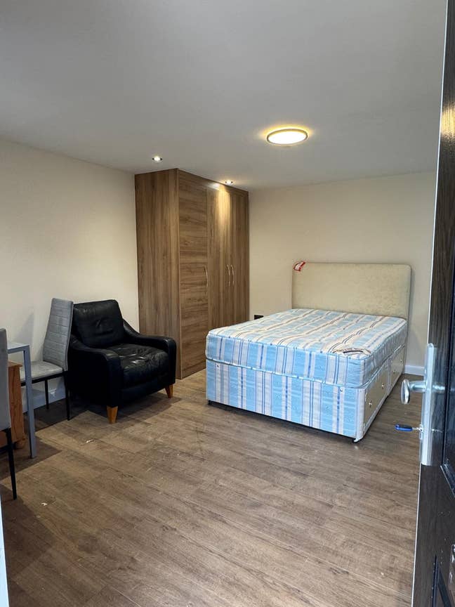 1 Studio Flat W/ Separate Entrance Available Hayes Main Photo