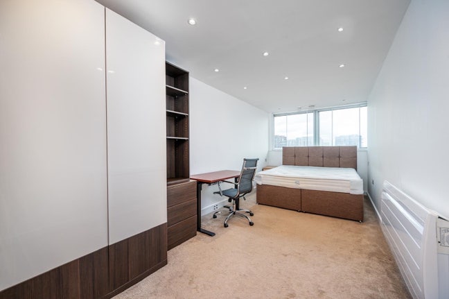 Double Bedroom with private bathroom available Main Photo