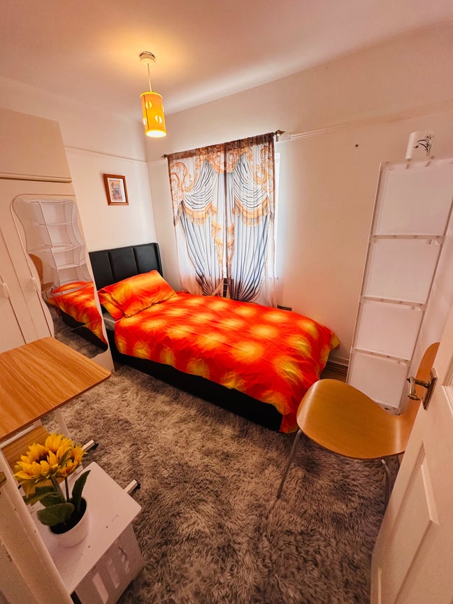 Fully furnished room available in Newcastle Main Photo