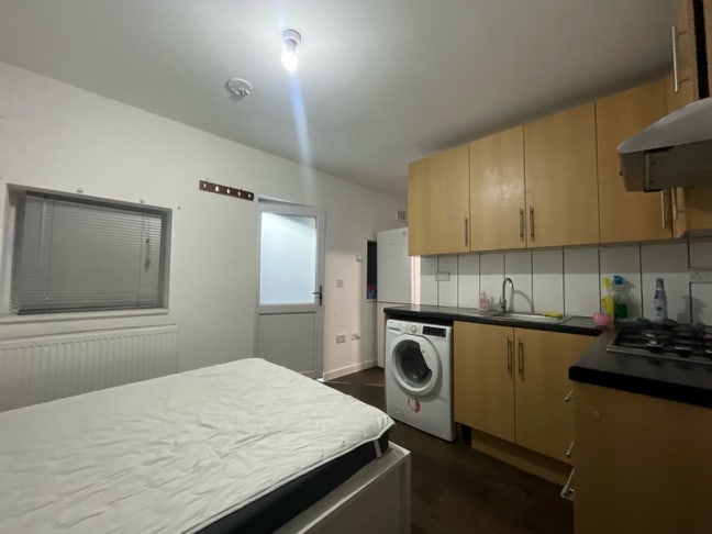 Private Detached Studio with large Garden! Main Photo