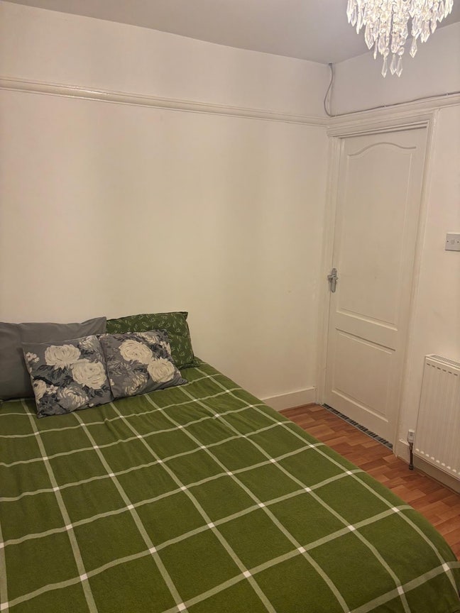 Spacious En-suite room to rent Main Photo