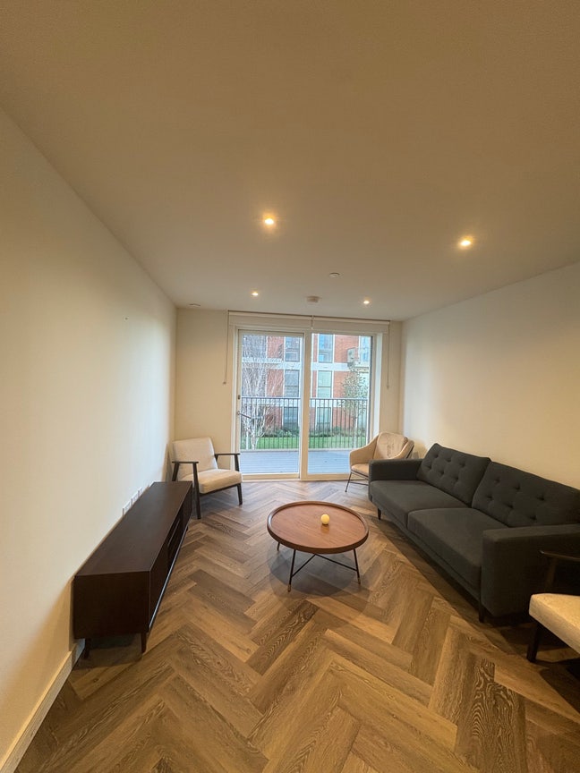 Modern Double Room + Private Bathroom with tub   Main Photo