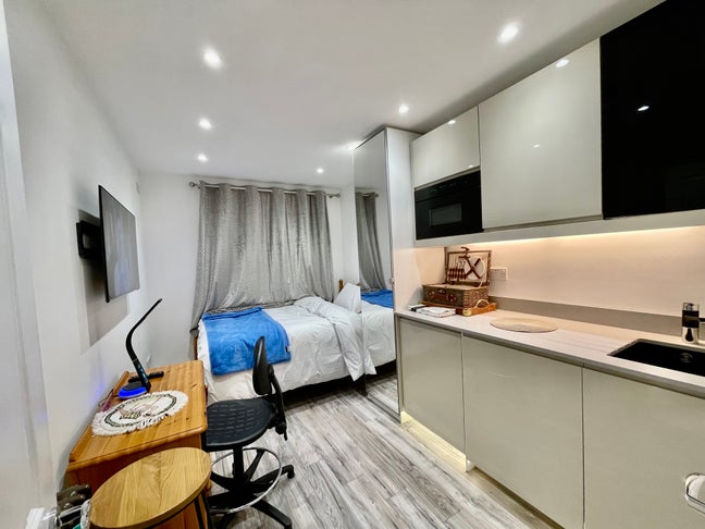 Luxe En-suite double room - Walk to two Stations  Main Photo