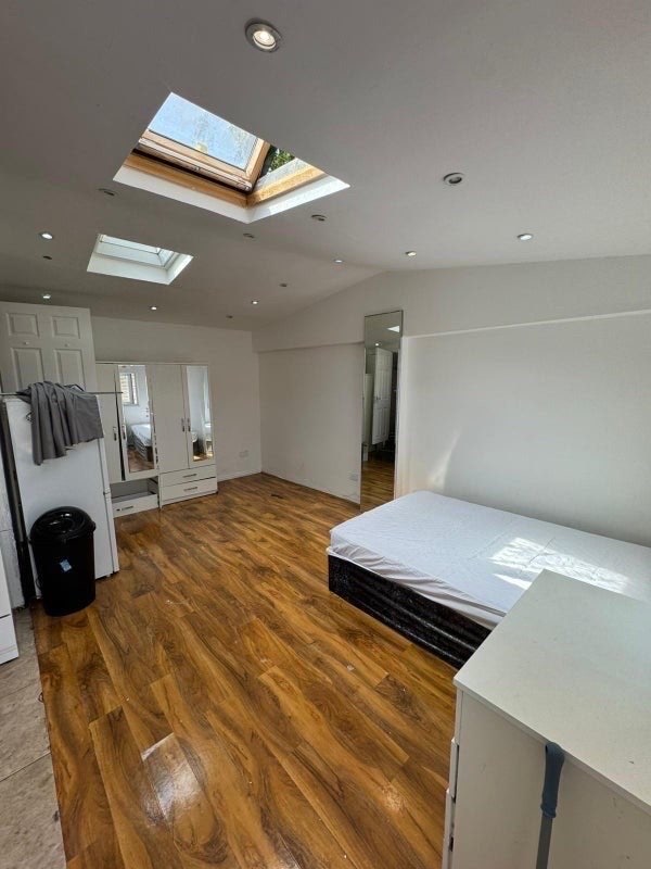 ✨ 🏡 Lovely Studio Flat to Let in Mitcham Main Photo